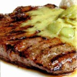 Steak so smotanovou omáčkou a kyslou uhorkou