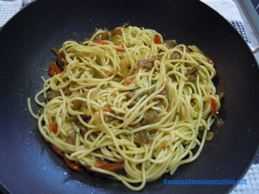 Espaguetis con pimientos