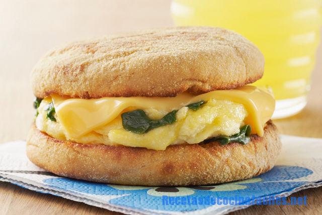 Sándwich de huevo, espinacas, queso y aguacate