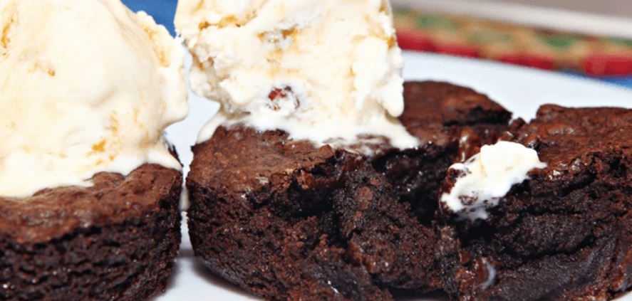 brownie con helado de vainilla