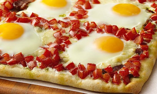 Pizza-con-huevos-benedic-500x300