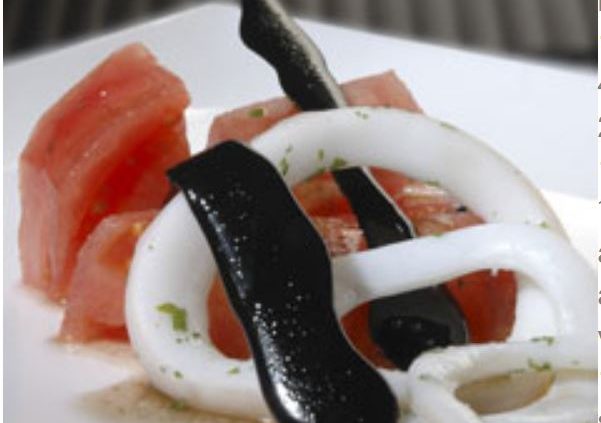 Ensalada de calamares con tomate y perlas negras