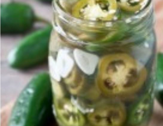 Pickles de jalapeño y ajo