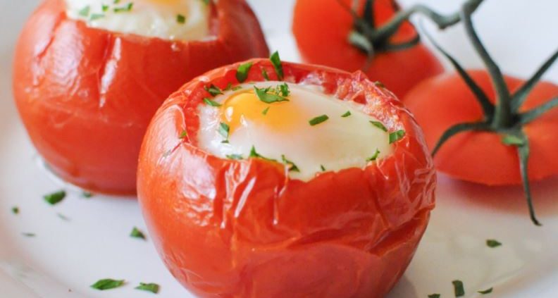 Huevos en tomate