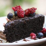 Torta Capri de chocolate con ganache y frutos rojos