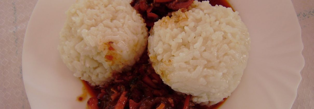 Potas encebolladas con arroz blanco